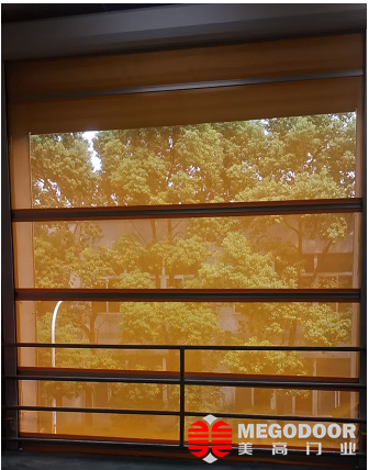 防蚊透风两不误：快速卷帘纱网门在工业环境中的应用插图